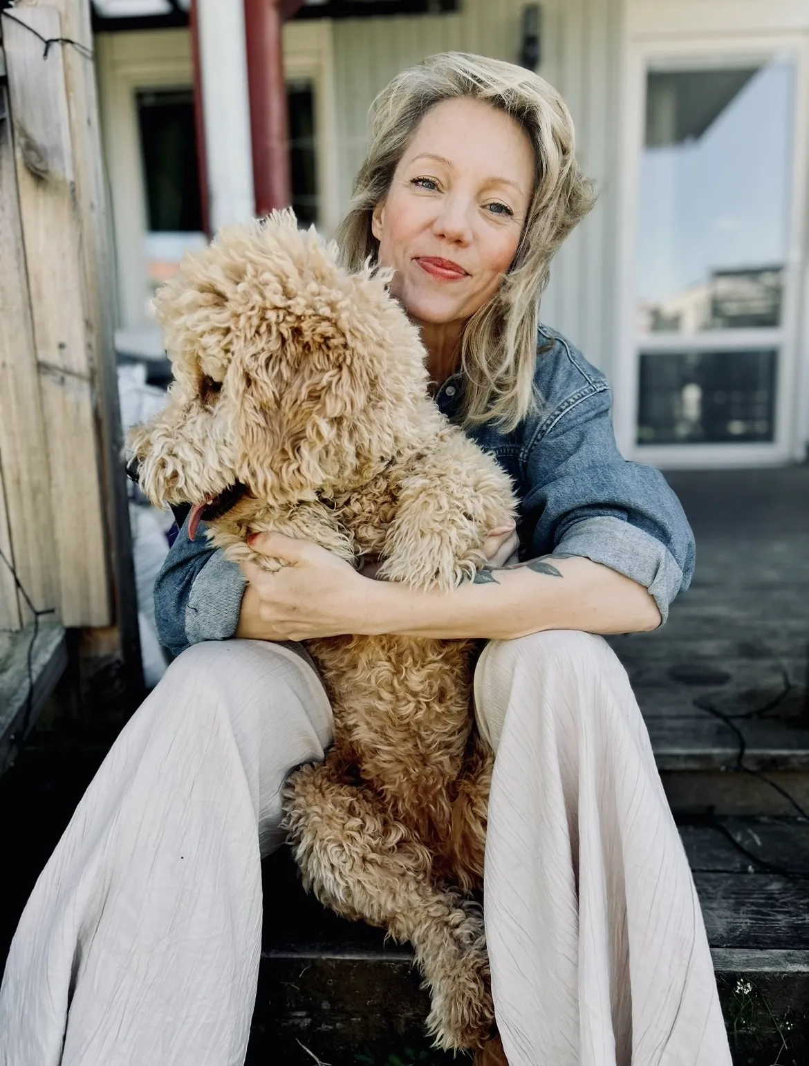 Emma Larsson på trappan med hunden