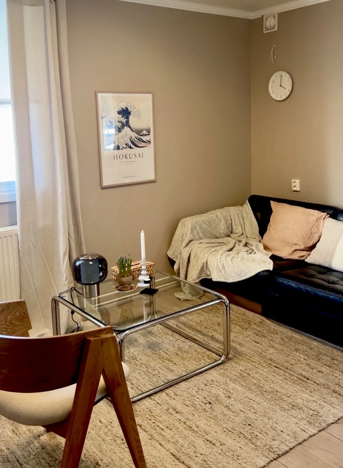 Varmt och stillsamt rum med soffa