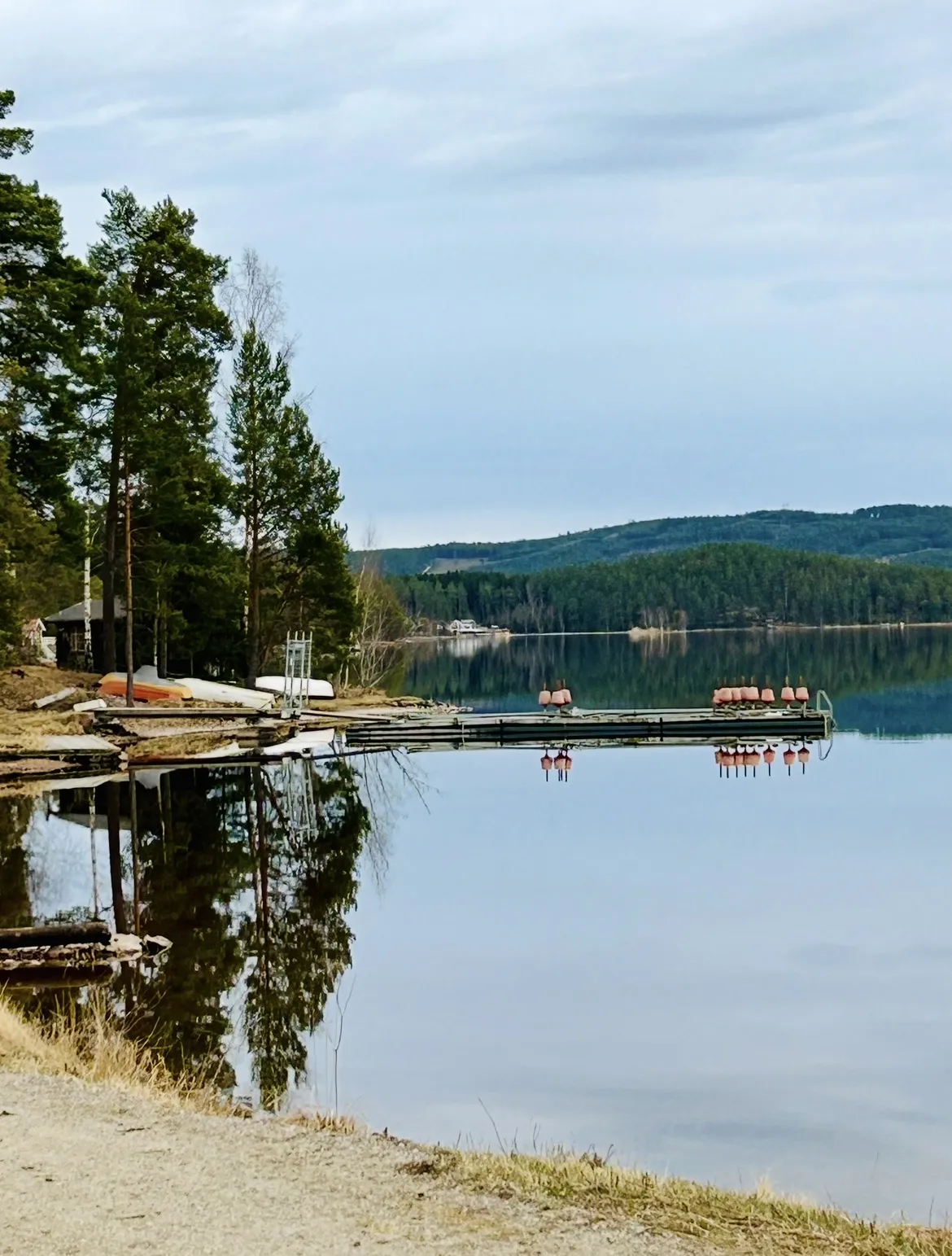 Stilla vatten i kvällsljus